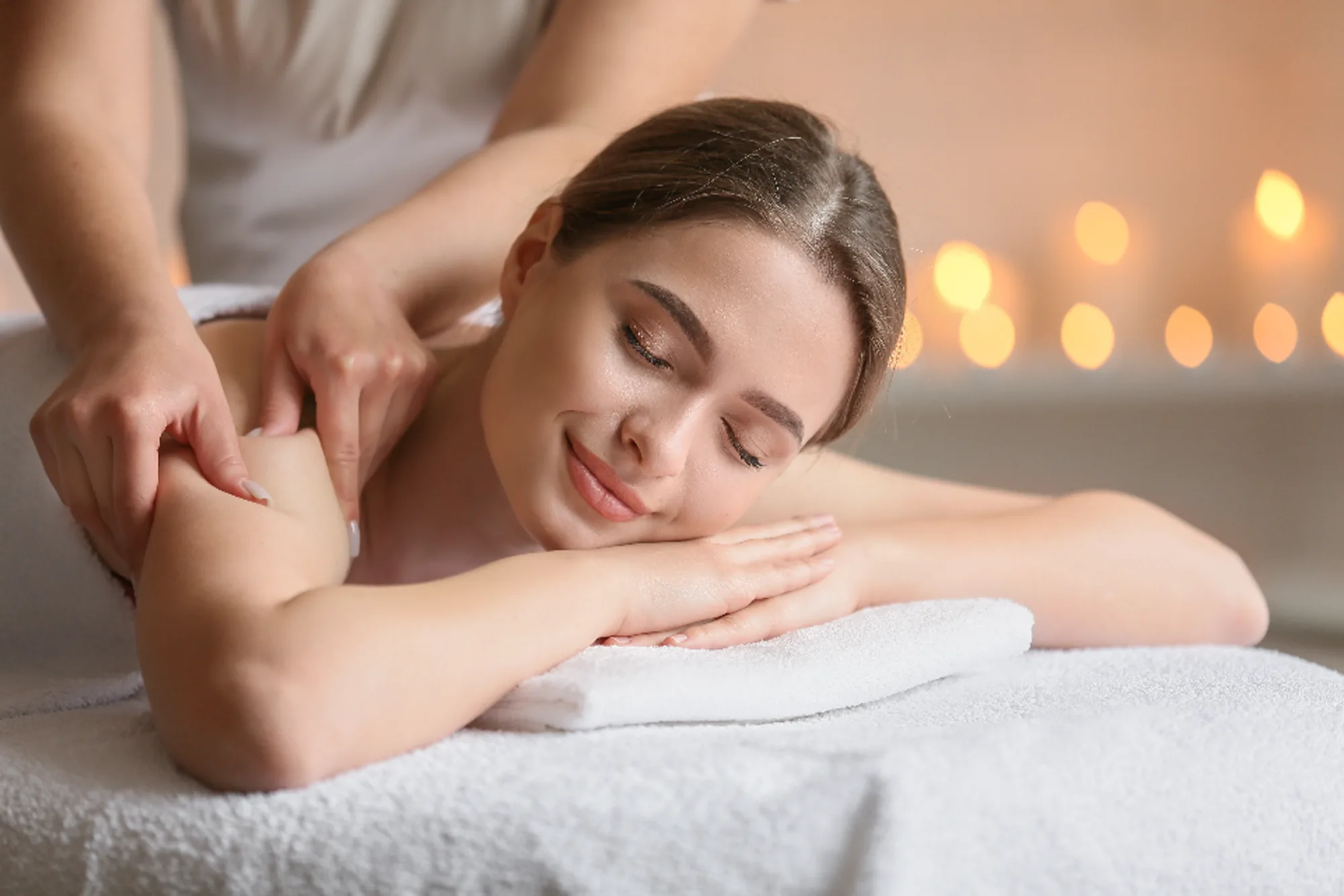 Un soin des épaules à la lueur des bougies